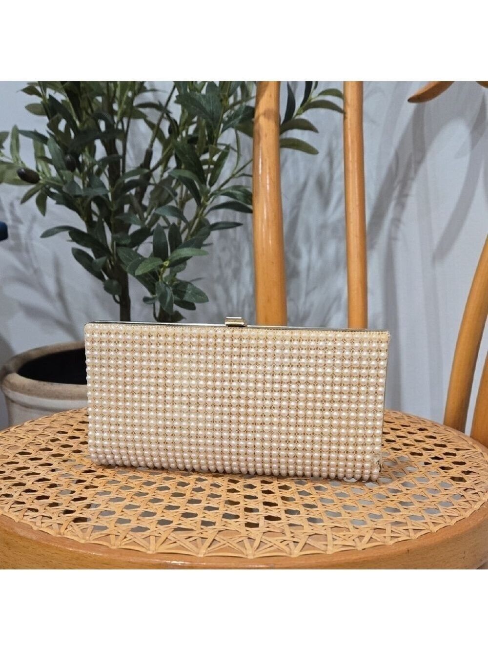 Elegant Vintage/Retro Cream Pearlized Clutch